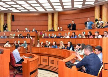 Përplasje fizike në Këshillin Bashkiak të Tiranës, Tedi Blushi godet Halit Valterin