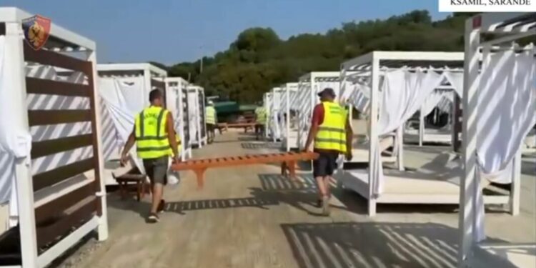 Sarandë/ Zunë vijën bregdetare në plazh, shpallet në kërkim një çift