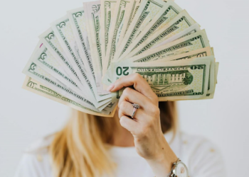 Tre shenjat e zodiakut që duhet të kursejnë para për pjesën tjetër të vitit 2024