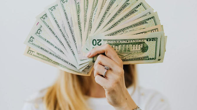 Tre shenjat e zodiakut që duhet të kursejnë para për pjesën tjetër të vitit 2024