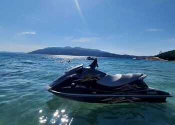 Humbi kontrollin e mjetit lundrues që kishte marrë me qira, 33-vjeçari përfundon në spital