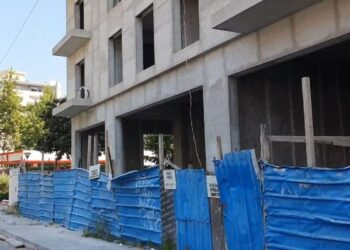 Bie nga pallati te Liqeni i Thatë, vdes punëtori