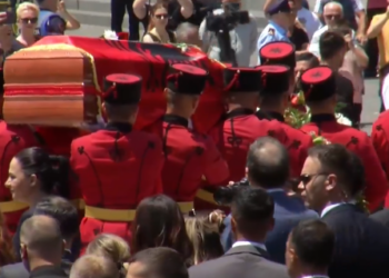 Mes duartrokitjeve, lotëve dhe luleve i jepet lamtumira e fundit Kadaresë