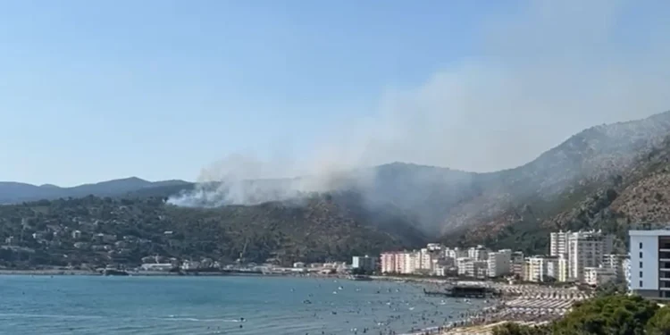Situatë alarmante nga zjarret në Shëngjin, digjen çadrat në plazh