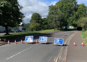 Alarm në Britani, gjenden dy valixhe me mbetje njerëzore poshtë urës së Bristolit