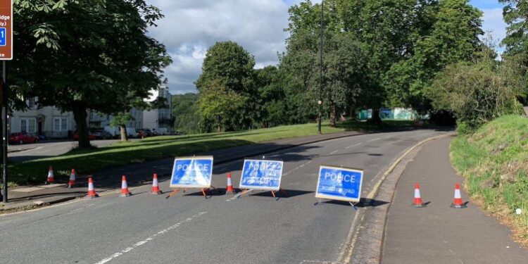 Alarm në Britani, gjenden dy valixhe me mbetje njerëzore poshtë urës së Bristolit