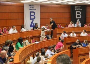 Goditi me grusht Halit Valterin, shoqërohet Tedi Blushi