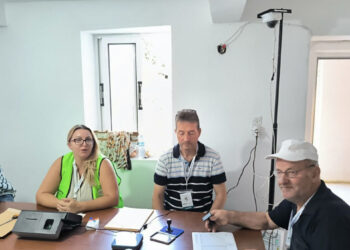 Mijëra qytetarë votojnë në mëngjes, KQZ: Nuk ka problematika në Himarë