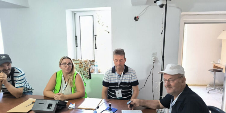 Mijëra qytetarë votojnë në mëngjes, KQZ: Nuk ka problematika në Himarë