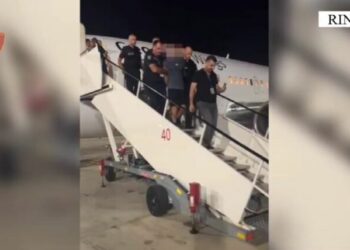 Momenti i dëbimit nga Dubai i Plarent Dervishaj dhe Julian Meçaj, të dy me shapka e pantallona të shkurta