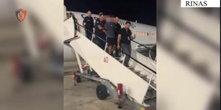 Momenti i dëbimit nga Dubai i Plarent Dervishaj dhe Julian Meçaj, të dy me shapka e pantallona të shkurta