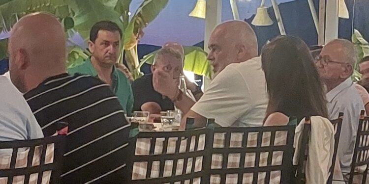 Ekskluzive/ Rama ulet për darkë me Vangjel Tavon në Borsh, në tavolinë edhe persona të korruptuar