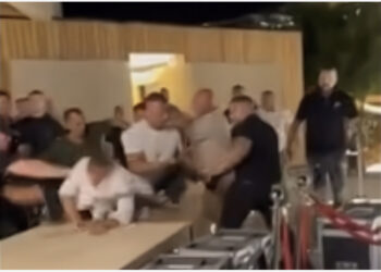 Kërcet grushti në Palasë, sherr masiv mes një grupi djemsh, njëri bie pa ndjenja