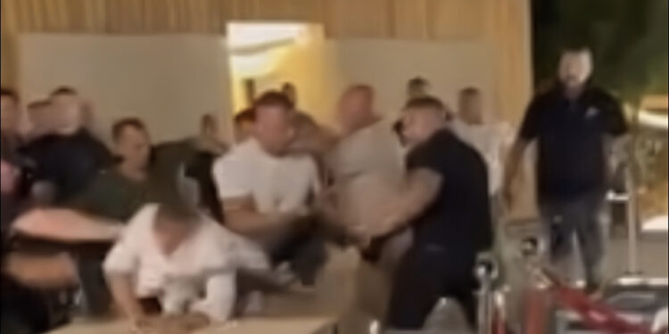 Kërcet grushti në Palasë, sherr masiv mes një grupi djemsh, njëri bie pa ndjenja