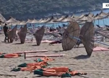 Ndërtuan pa leje 12 lokale e beach bare në Himarë, procedohen 12 persona, sekuestrohen 300 çadra dhe 480 shezlongë