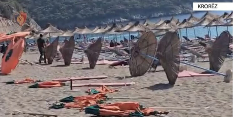 Ndërtuan pa leje 12 lokale e beach bare në Himarë, procedohen 12 persona, sekuestrohen 300 çadra dhe 480 shezlongë