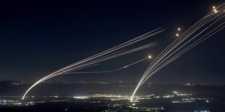 Hezbollah merr “hak”, 30 raketa lëshohen nga Libani në Izrael