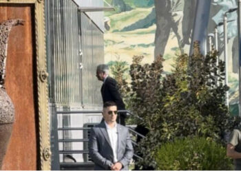 Shefi i CIA-s i shkon në zyrë Albin Kurtit