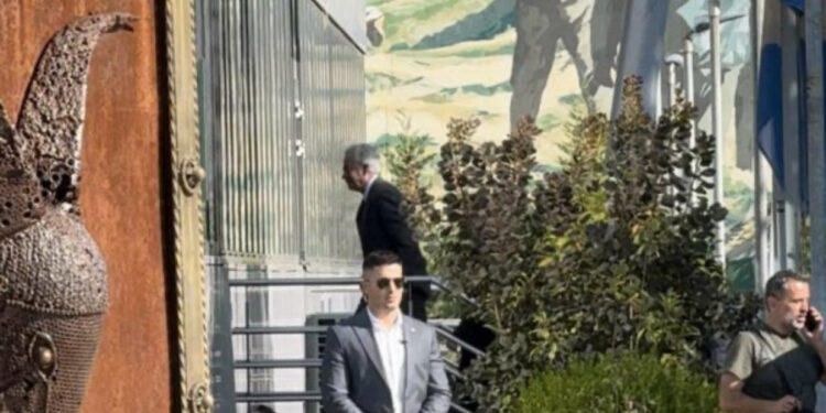 Shefi i CIA-s i shkon në zyrë Albin Kurtit