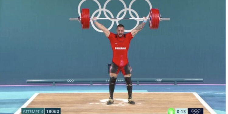 Medalje ari dhe rekord bote/ Peshëngritësi i Bullgarisë, i pari në histori që ngre mbi 400 kg