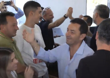 Brohoritje, duartrokitje dhe përqafime! Ja si u prit fitorja e Vangjel Tavos