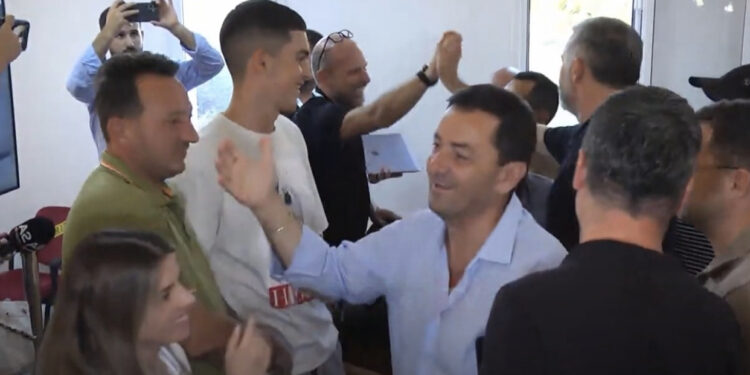 Brohoritje, duartrokitje dhe përqafime! Ja si u prit fitorja e Vangjel Tavos