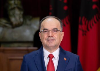 Skandali/Presidenti ka marrë titullin “profesor” me punim plagjiaturë