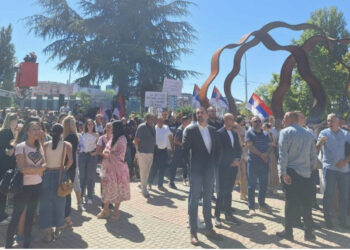 Protestë në Mitrovicën e Veriut/ Serbët kërkojnë mbylljen e urës dhe hapjen e postave