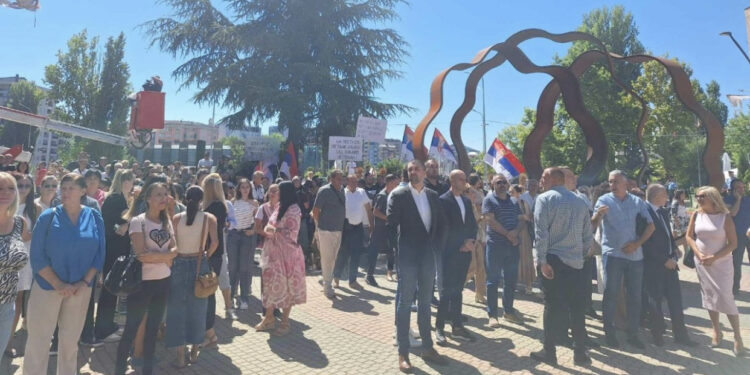 Protestë në Mitrovicën e Veriut/ Serbët kërkojnë mbylljen e urës dhe hapjen e postave