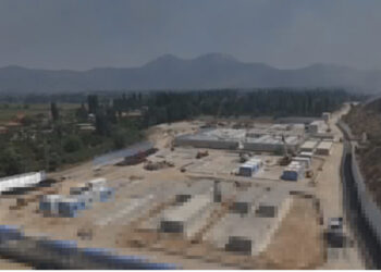 VOA: Të papriturat gjatë punimeve shtyjnë hapjen e kampit në Gjadër