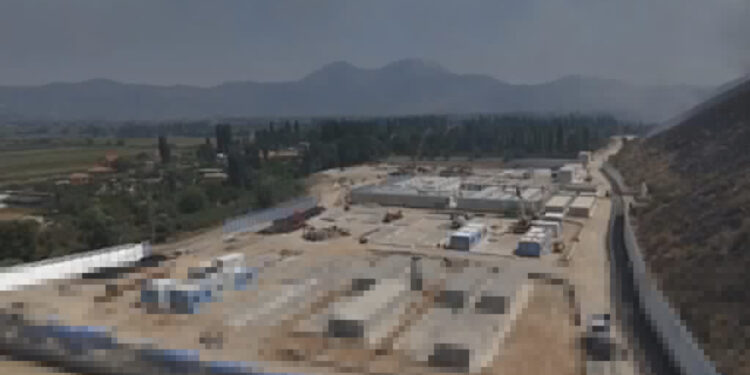 VOA: Të papriturat gjatë punimeve shtyjnë hapjen e kampit në Gjadër