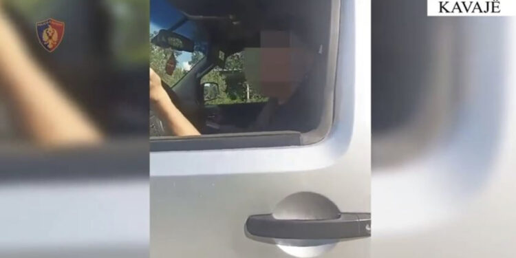 Tentoi të korruptojë policin e rrugores, procedohet 19-vjeçari