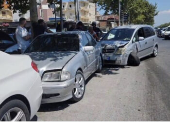 Me fëmijën e sëmurë pasagjer, makina kalon me të kuqe dhe përplas furgonin