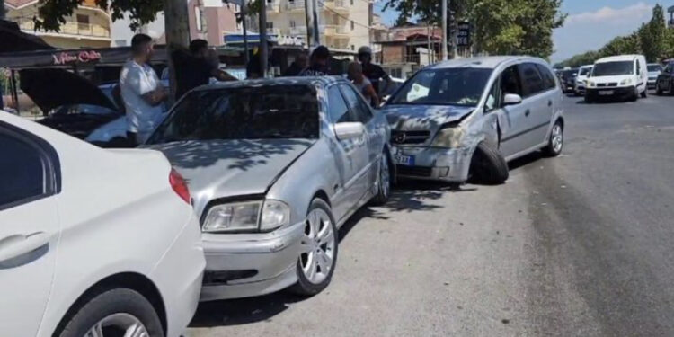 Me fëmijën e sëmurë pasagjer, makina kalon me të kuqe dhe përplas furgonin