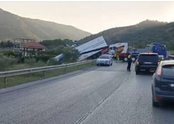 Aksident në aksin Elbasan-Peqin, shoferi humb kontrollin e mjetit dhe del nga rruga