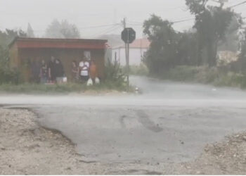 “Çmendet” moti, stuhi dhe breshër në Maliq, era e fortë rrëzon çatinë e banesës