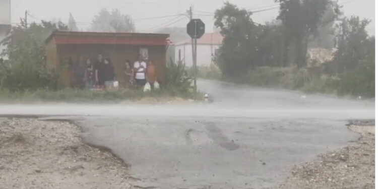 “Çmendet” moti, stuhi dhe breshër në Maliq, era e fortë rrëzon çatinë e banesës