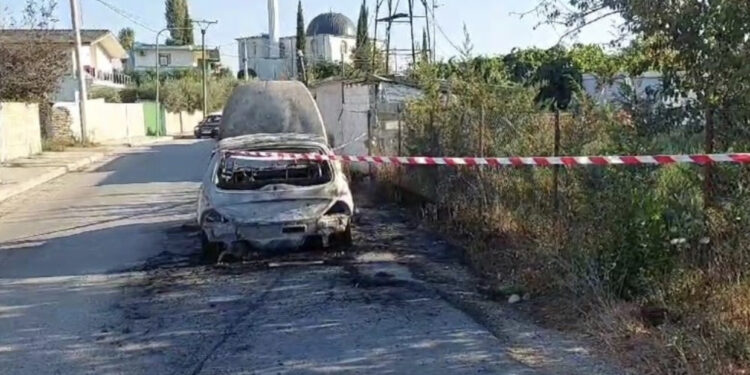 Digjet gjatë ecjes një makinë në Thumanë, dyshimet e para