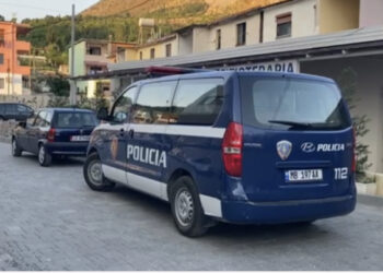 Nuk iu bind urdhërit të uniformave blu dhe në automjet iu gjet një thikë, 23-vjeçari bie në pranga