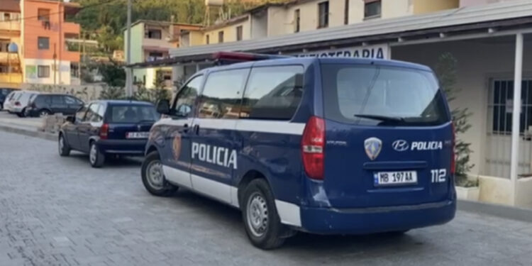 Nuk iu bind urdhërit të uniformave blu dhe në automjet iu gjet një thikë, 23-vjeçari bie në pranga