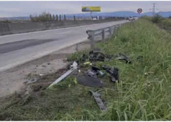 Aksident tragjik në autostradën Durrës-Tiranë/ Makina i përfundon në kanal, humb jetën 18 vjeçari