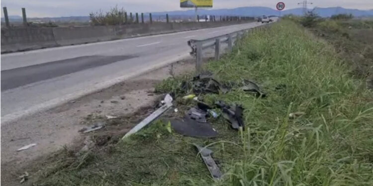 Aksident tragjik në autostradën Durrës-Tiranë/ Makina i përfundon në kanal, humb jetën 18 vjeçari