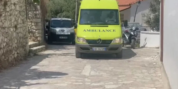 Vlorë/ Kishte humbur kontaktet me familjen, 29-vjeçari gjendet i vetëvarur në pemë