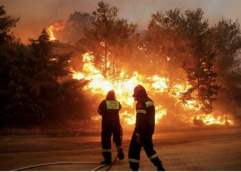 Greqia përfshihet nga flakë apokaliptike, lëshohet alarmi i evakuimit