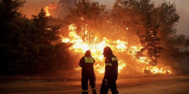 Greqia përfshihet nga flakë apokaliptike, lëshohet alarmi i evakuimit
