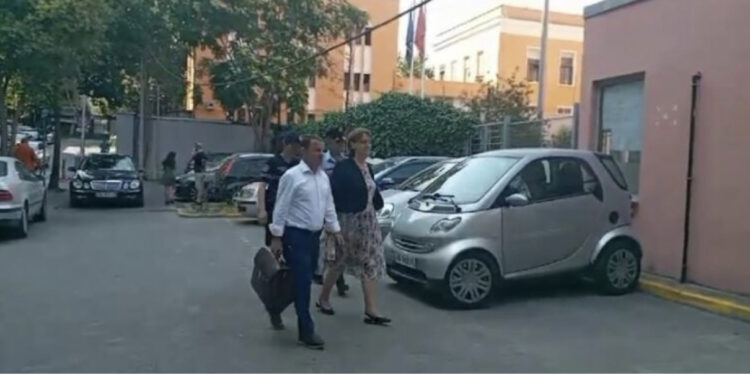 Arrest shtëpiak për Pajtime Fetahun, ish-gjyqtarja shpërthen në lot