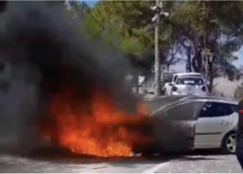 Berat/ Shpërthen në flakë makina me turistë