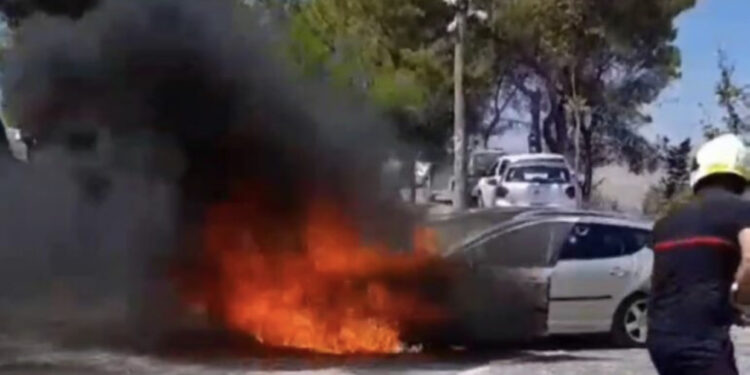 Berat/ Shpërthen në flakë makina me turistë