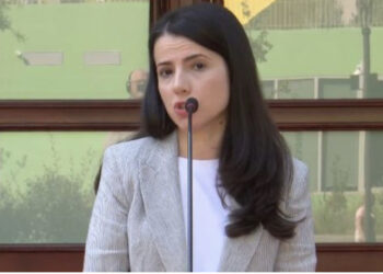 Qeveria miraton rregullat e reja për administratën publike/ Punonjësit do të mund ta zgjedhin vetë kur e nisin punën