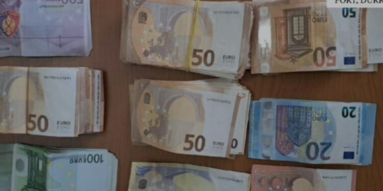 Fshehu mijëra euro në makinë, procedohet italiani